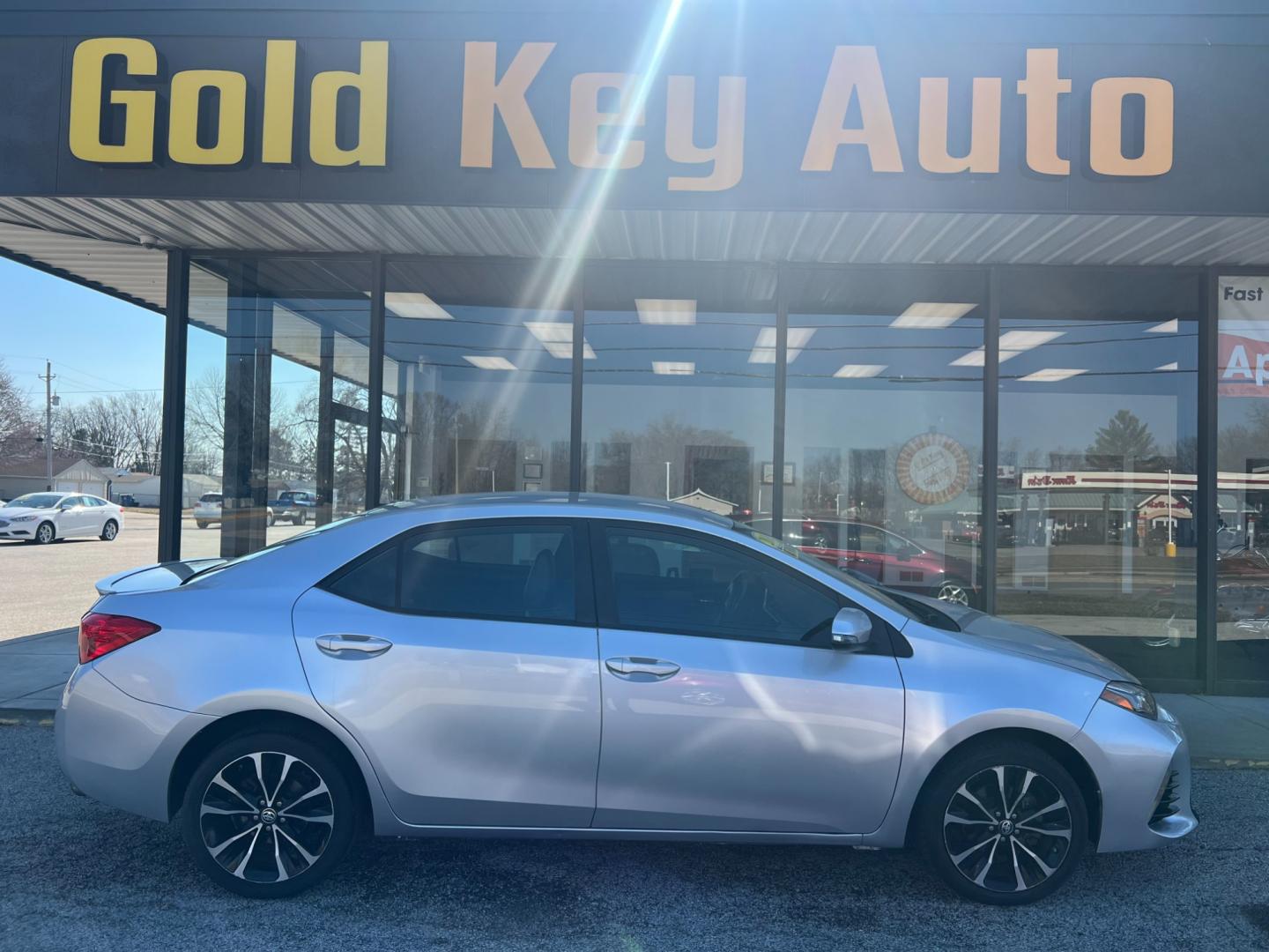 2018 Classic Silver Metallic Toyota Corolla SE CVT (5YFBURHE8JP) with an 1.8L L4 DOHC 16V engine, 6-Speed Manual transmission, located at 1633 W Kimberly, Davenport, IA, 52806, (563) 323-5341, 41.559456, -90.598732 - Photo#0